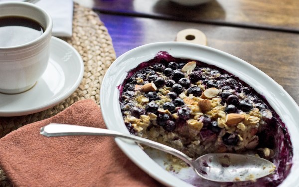Baked Oatmeal with Blueberries and Almonds
